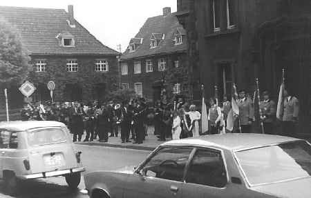 Sch&uuml;tzen vor dem alten Rathaus